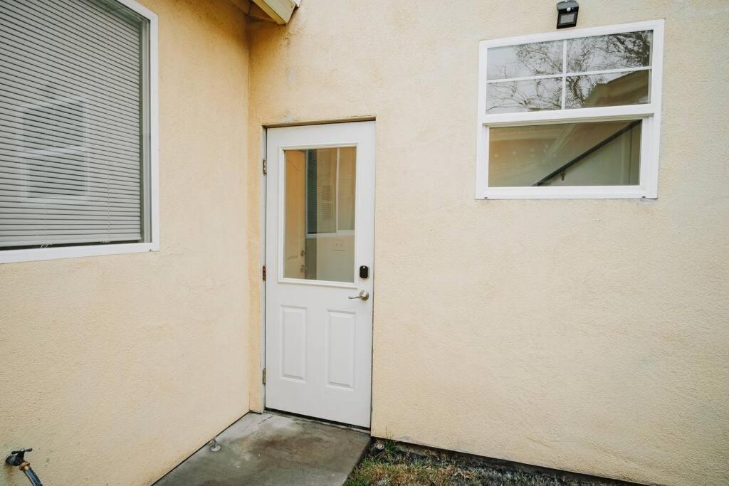 Gorgeous Upstairs Studio With Patio And Laundry 치코 외부 사진
